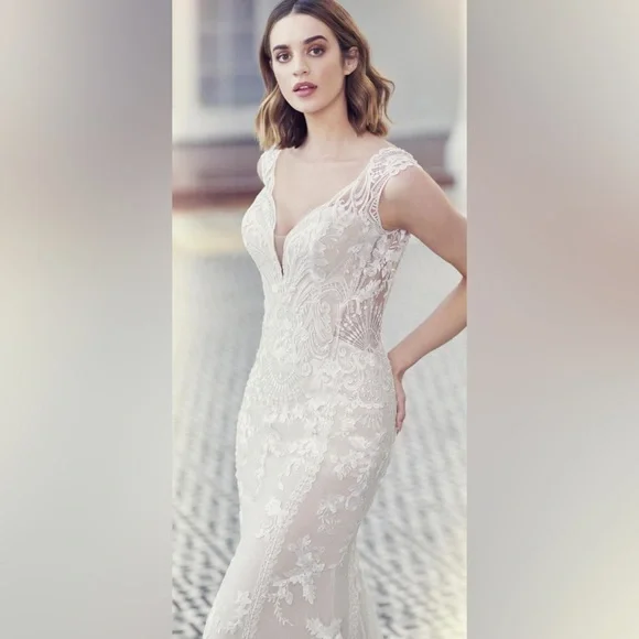 Elegant Lace Sheath ivory/nude/silver Wedding Dress. Size 12